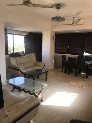 Master Bedroom in 2.5 BHK Apartment at Monalisa Apartments Cumbala Hill, Breach Candy – for Rent