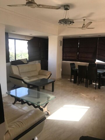 Master Bedroom in 2.5 BHK Apartment at Monalisa Apartments Cumbala Hill, Breach Candy – for Rent