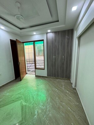 Room in 3 BHK Builder Floor at Paschim Vihar – for Rent