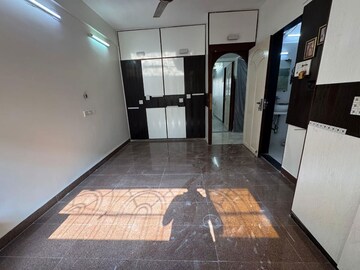 Bedroom in 2 BHK Apartment at Concord CHS, Andheri West – for Rent