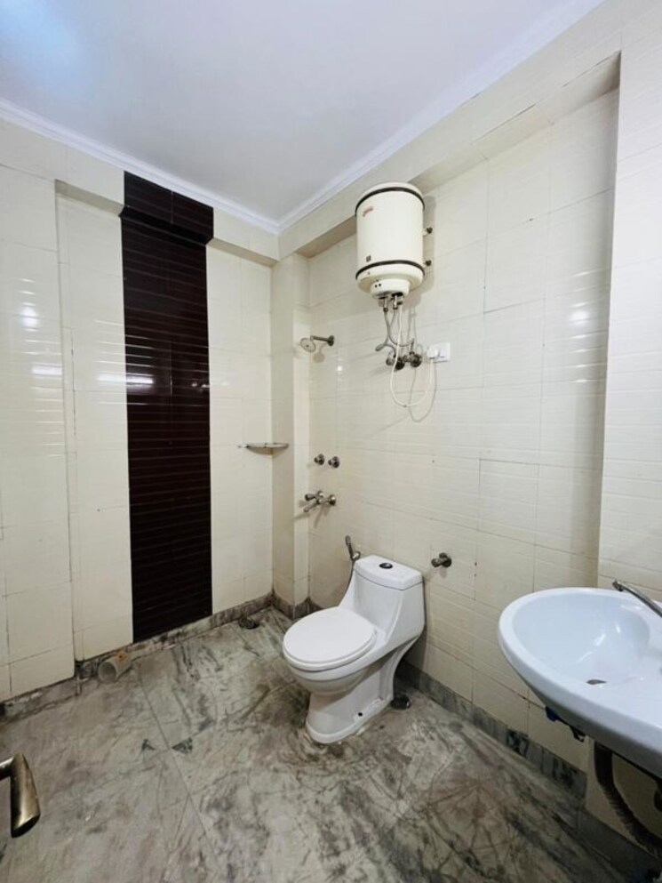 Bathroom, saket 3 Bedroom 1200 Sq.Ft. Builder Floor In Saket Delhi 9817146