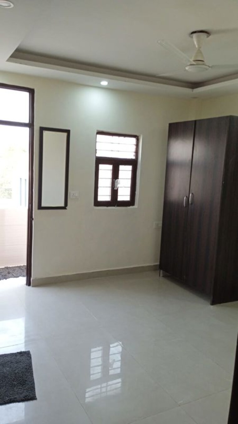 Room, east of kailash 1 Bedroom 450 Sq.Ft. Builder Floor In East Of Kailash Delhi 9817545