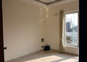 Room in 3 BHK Builder Floor at Safdarjung Enclave – for Rent