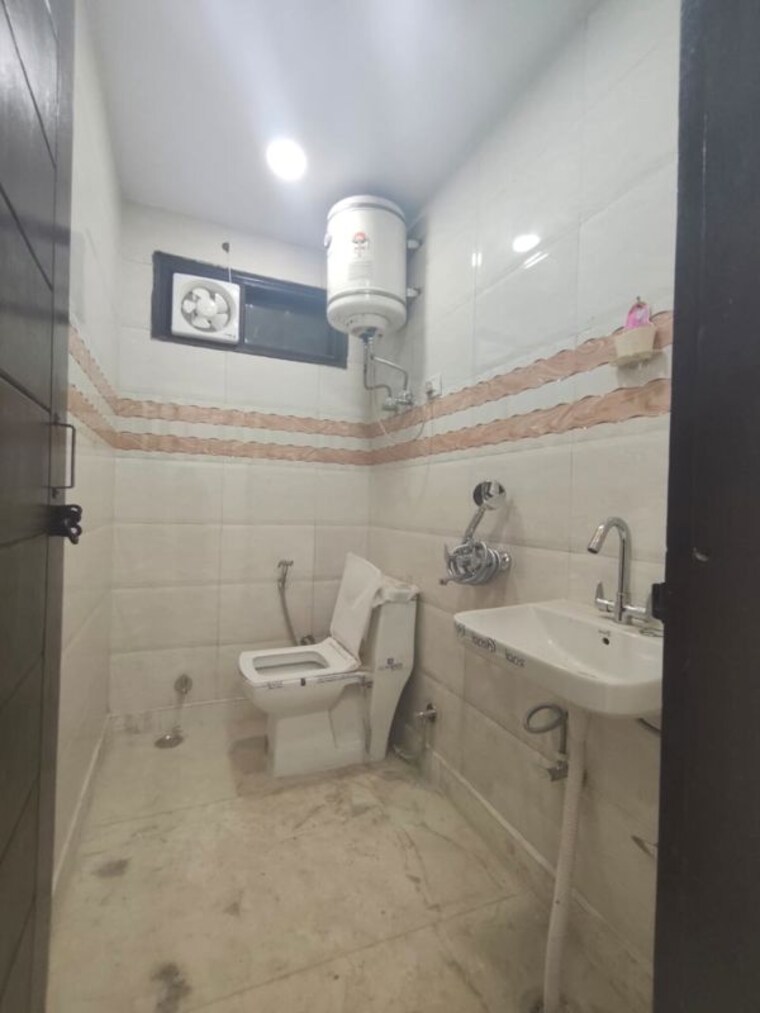 Bathroom, govindpuri 3 Bedroom 100 Sq.Yd. Builder Floor In Govindpuri Delhi 9817945