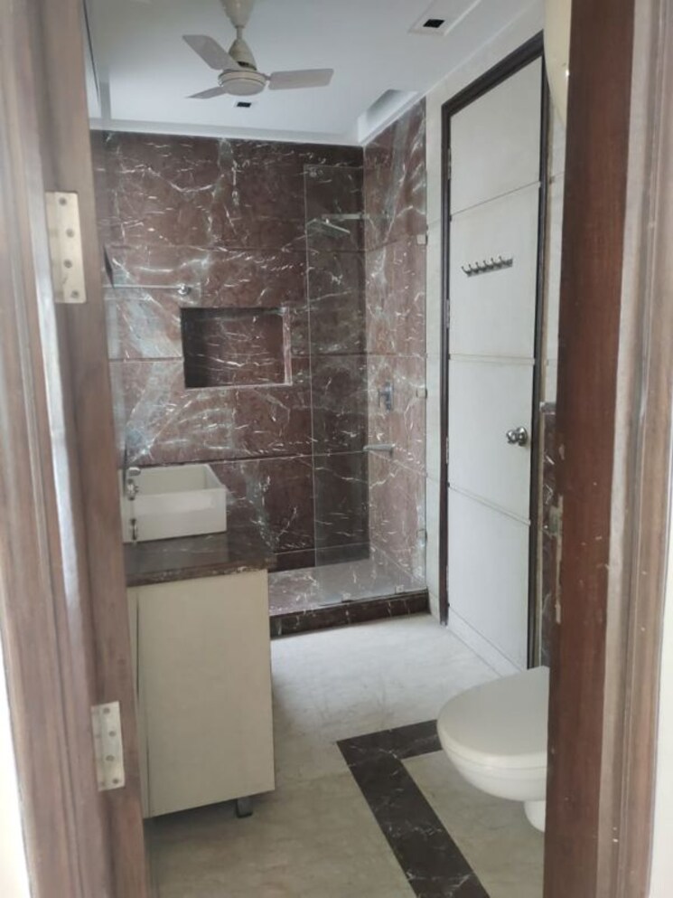 Attached Bathroom, greater kailash ii 3 Bedroom 250 Sq.Yd. Builder Floor In Greater Kailash ii Delhi 9818032