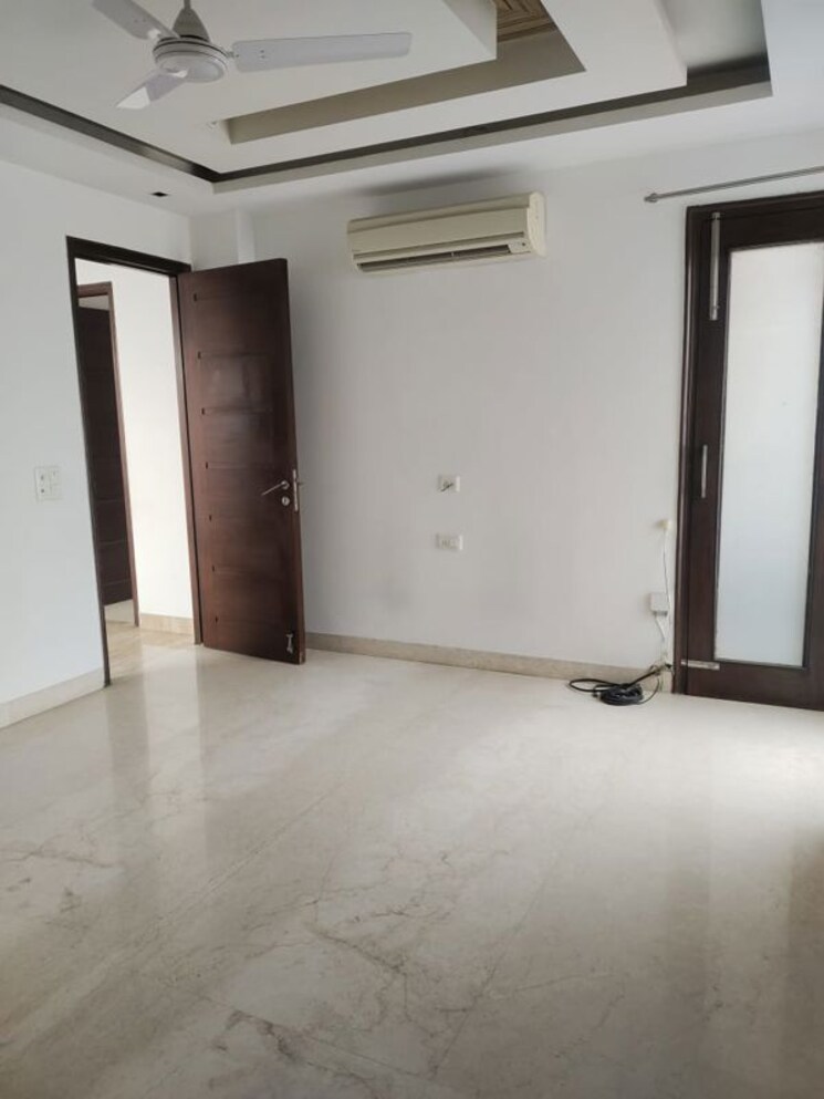 Room, greater kailash ii 3 Bedroom 250 Sq.Yd. Builder Floor In Greater Kailash ii Delhi 9818032