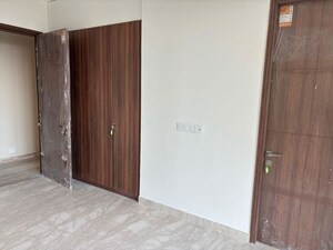 Room in 4 BHK Apartment at Ambience Creacions, Sector 22 – for Rent