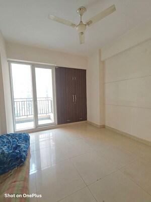 Room in 3 BHK Apartment at Gaur City-2, Gaur City 2 – for Rent