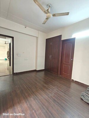 Room in 3 BHK Apartment at Gaur City-2, Gaur City 2 – for Rent