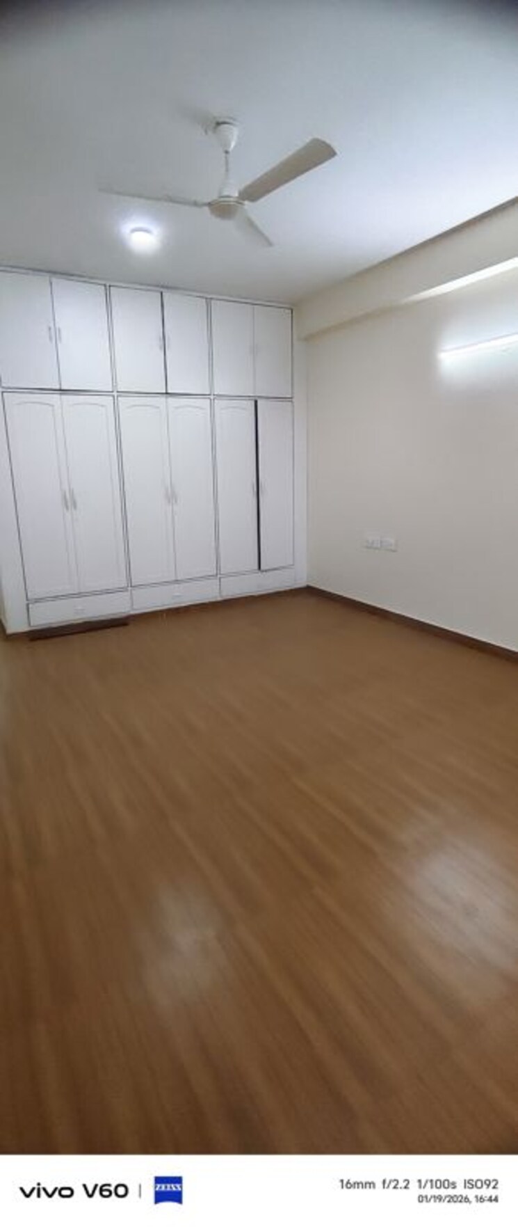 Room, sector 48 4 Bedroom 450 Sq.Mt. Independent House In Sector 48 Noida 9818122