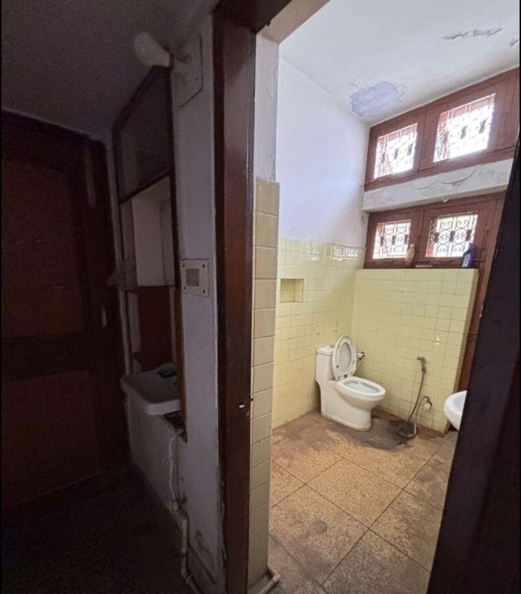 Bathroom, niralanagar Commercial Office Space 3000 Sq.Ft. In Niralanagar Lucknow 9818267