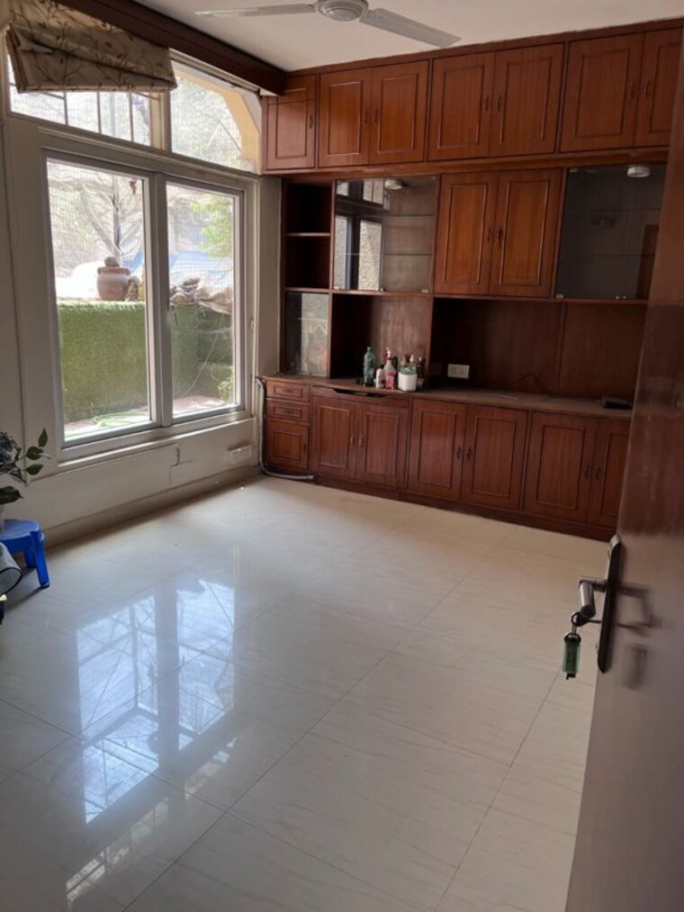 Room, maharani bagh 4 Bedroom 506 Sq.Yd. Independent House In Maharani Bagh Delhi 9818303