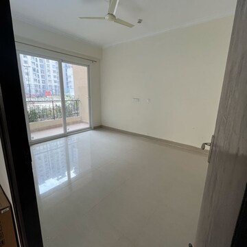 Room in 4 BHK Apartment at Amrapali Crystal Homes, Sector 76 – for Rent