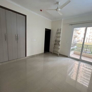 Room in 4 BHK Apartment at Amrapali Crystal Homes, Sector 76 – for Rent