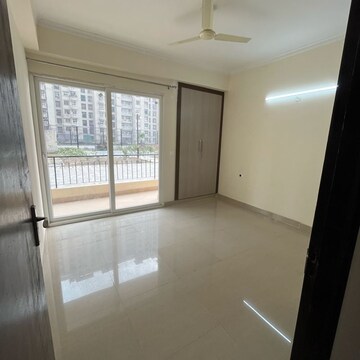Room in 4 BHK Apartment at Amrapali Crystal Homes, Sector 76 – for Rent