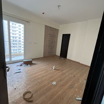 Room in 3 BHK Apartment at Amrapali Crystal Homes, Sector 76 – for Rent