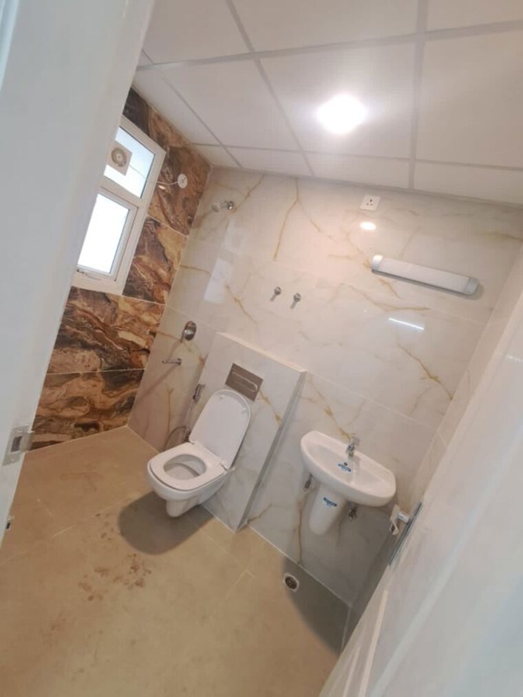 Bathroom, omaxe-the-palace 3 Bedroom 1400 Sq.Ft. Apartment In Gomti Nagar Lucknow 9813481