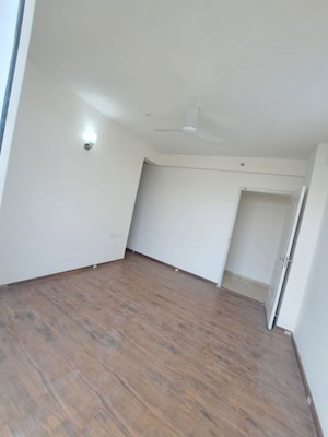 Room in 3 BHK Apartment at Omaxe The Palace, Gomti Nagar – for Rent