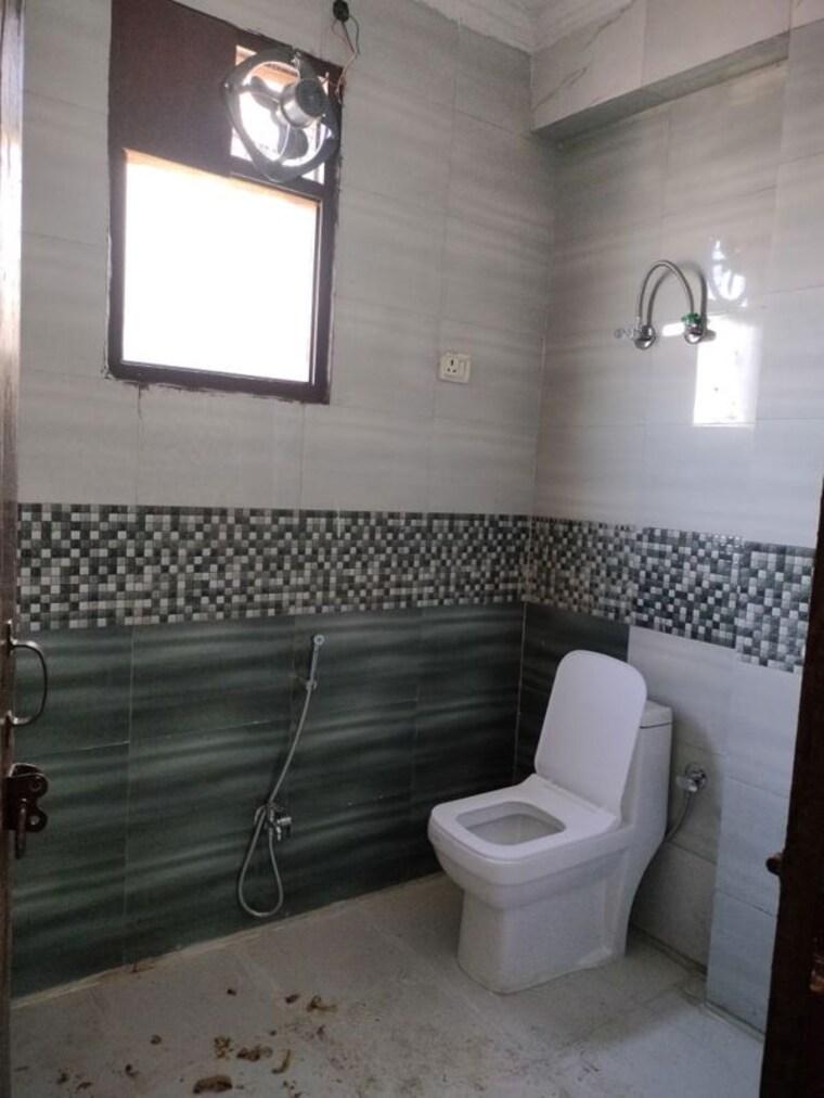 Bathroom, freedom fighters enclave 1 Bedroom 400 Sq.Ft. Builder Floor In Freedom Fighters Enclave Delhi 9818396