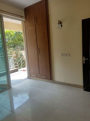 Room in 2.5 BHK Apartment at Ireo Uptown, Sector 66 – for Rent