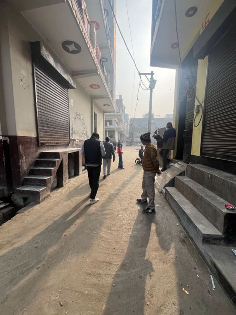  Parking, green-residency  100 Sq.Yd. Plot In Surajpur Greater Noida 9818592