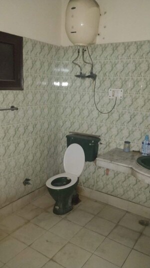 Team Area in 2 BHK Apartment at RWA Apartments, Sector 31 – for Rent