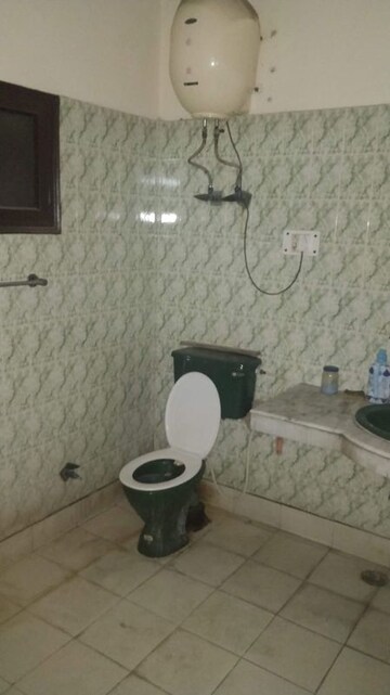 Team Area in 2 BHK Apartment at RWA Apartments, Sector 31 – for Rent