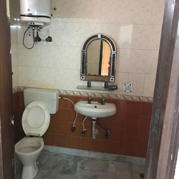Bathroom in 5 BHK Apartment at Royal Towers Noida, Sector 61 – for Sale