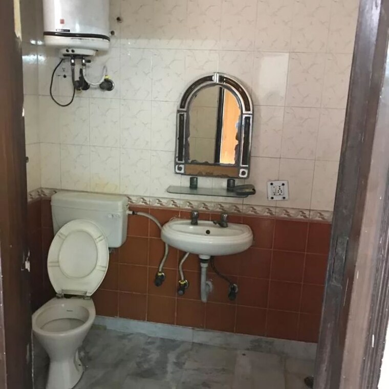 Bathroom, royal-towers-noida 5 Bedroom 2416 Sq.Ft. Apartment In Sector 61 Noida 9818711