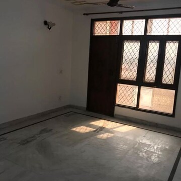 Room in 5 BHK Apartment at Royal Towers Noida, Sector 61 – for Sale