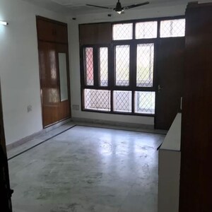 Room in 5 BHK Apartment at Royal Towers Noida, Sector 61 – for Sale
