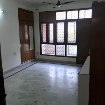 Room in 5 BHK Apartment at Royal Towers Noida, Sector 61 – for Sale