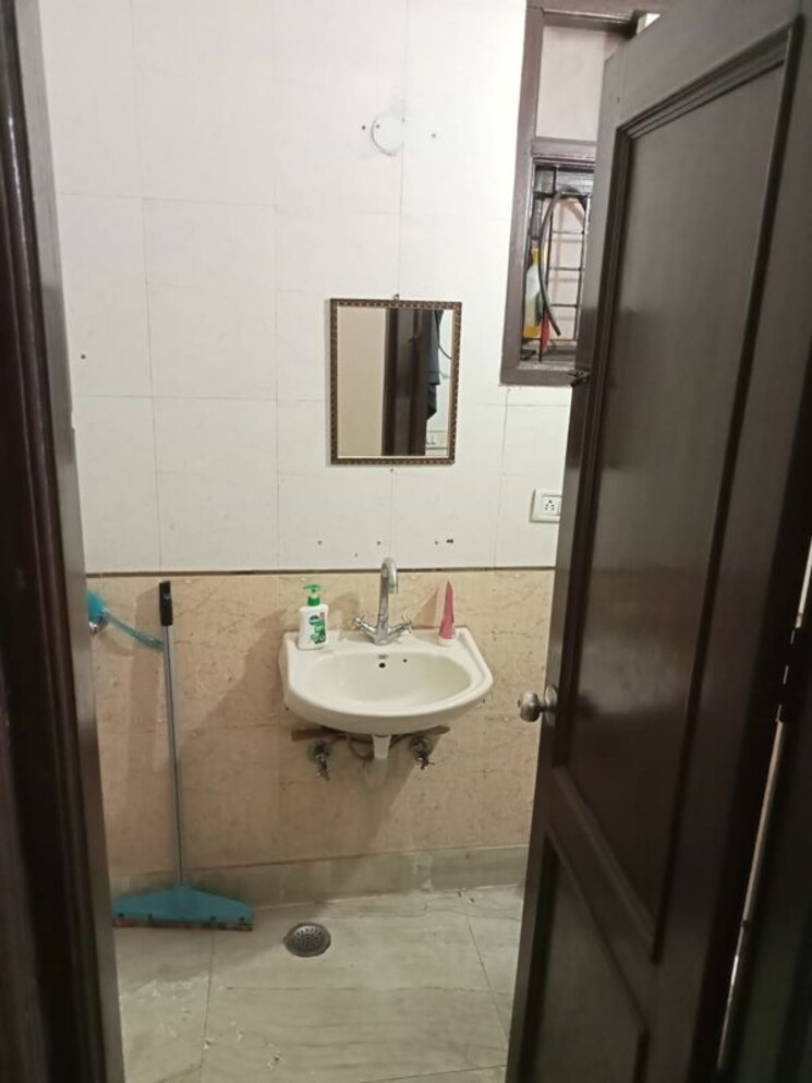 Bathroom, lajpat nagar 2 Bedroom 1000 Sq.Ft. Builder Floor In Lajpat Nagar Delhi 9819119
