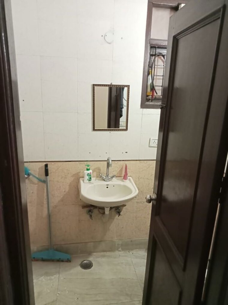 Bathroom, lajpat nagar 2 Bedroom 1000 Sq.Ft. Builder Floor In Lajpat Nagar Delhi 9819119