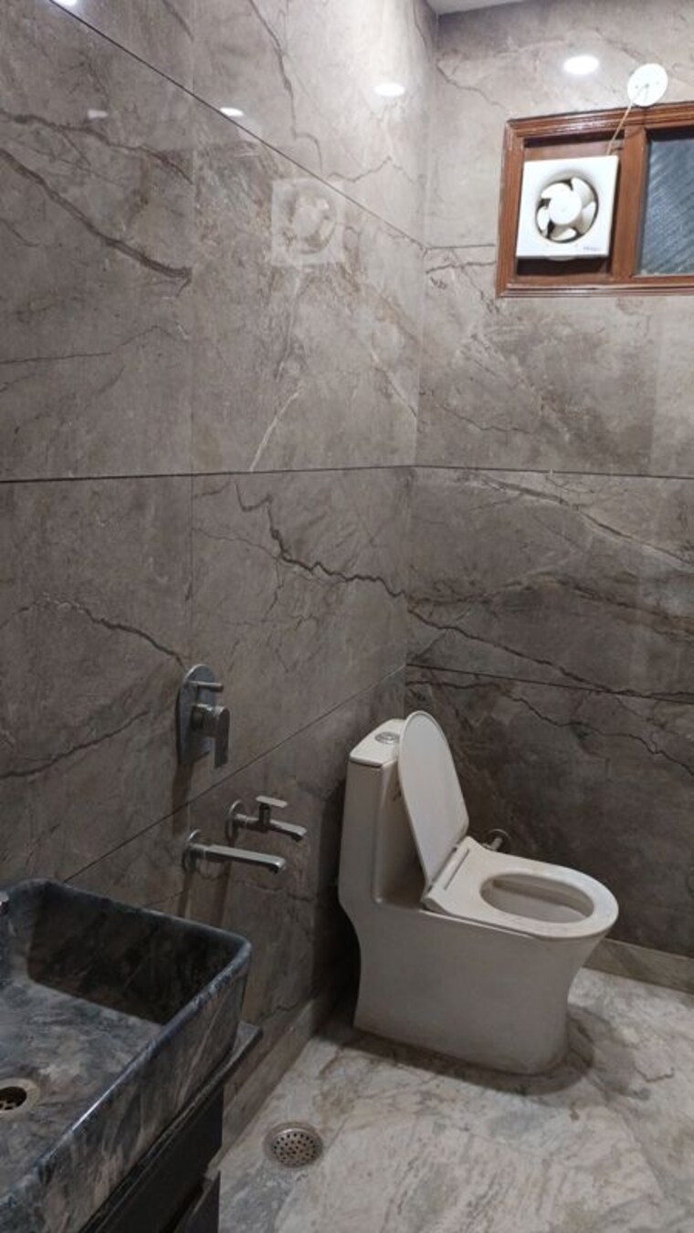 Bathroom, patel nagar 2 Bedroom 1000 Sq.Ft. Builder Floor In Patel Nagar Delhi 9819138