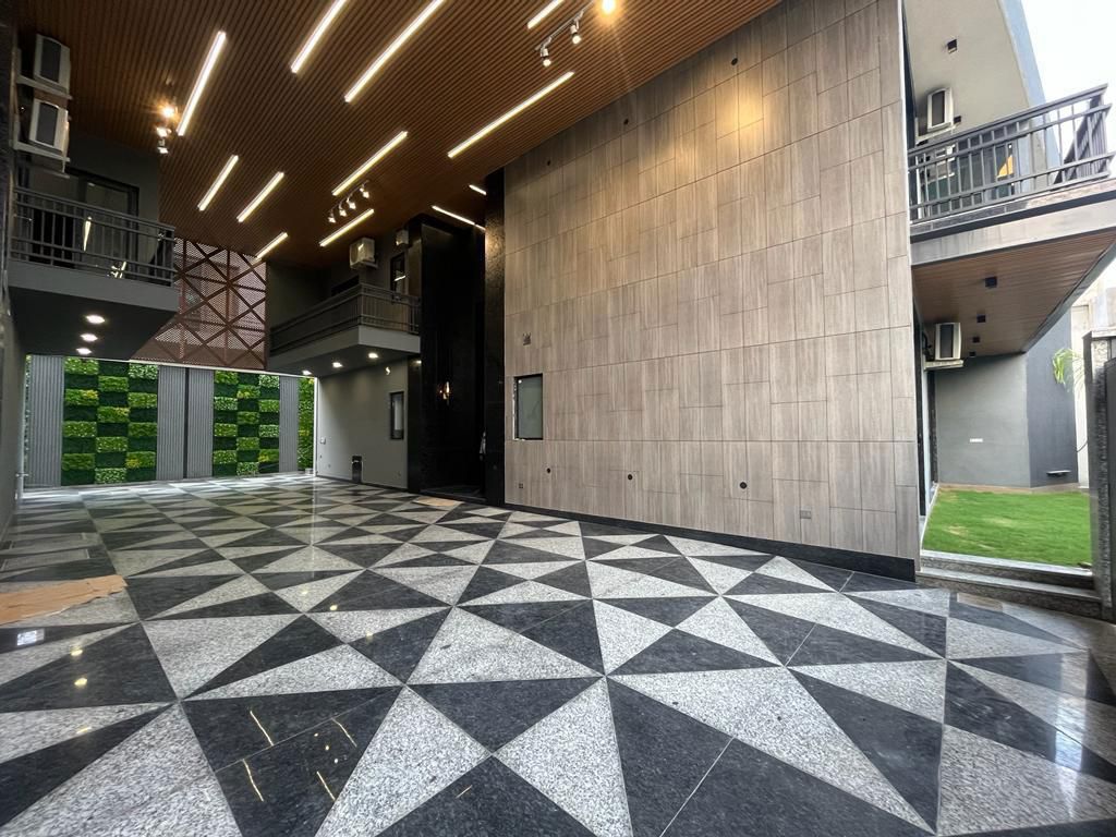 5 BHK + Pooja Room,Servant Room,Study Room,Extra Room Villa For Sale in Safdarjung Enclave