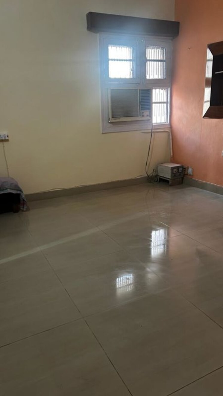 Room, sector 43 3 Bedroom 1000 Sq.Ft. Apartment In Sector 43 Chandigarh 9819264