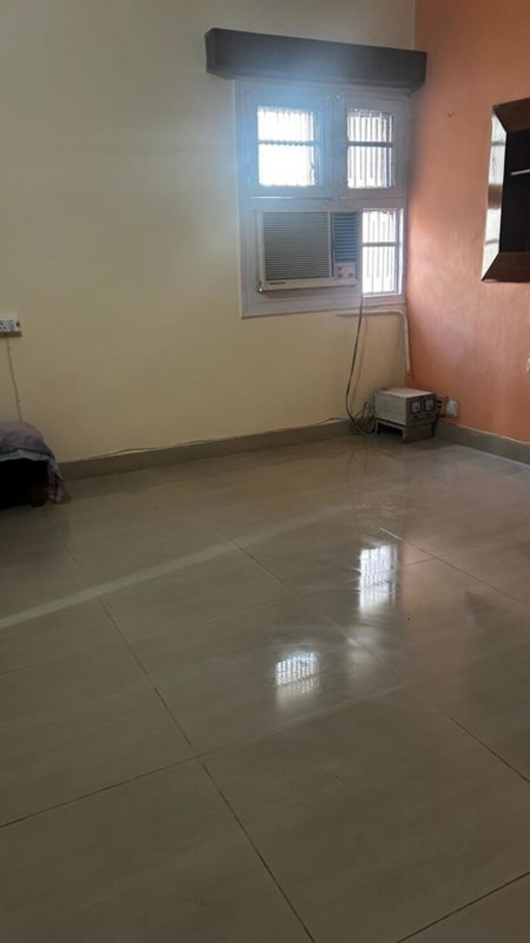 Room, sector 43 3 Bedroom 1000 Sq.Ft. Apartment In Sector 43 Chandigarh 9819264