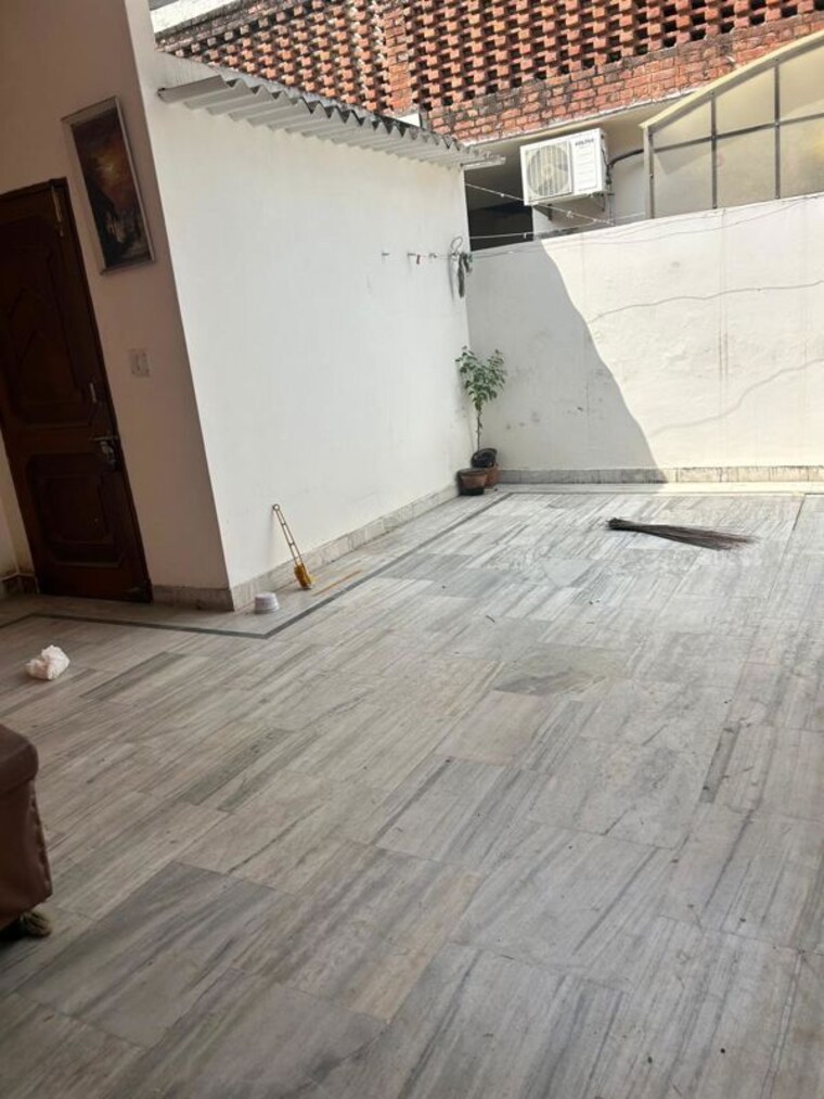 Room, sector 43 3 Bedroom 1000 Sq.Ft. Apartment In Sector 43 Chandigarh 9819264