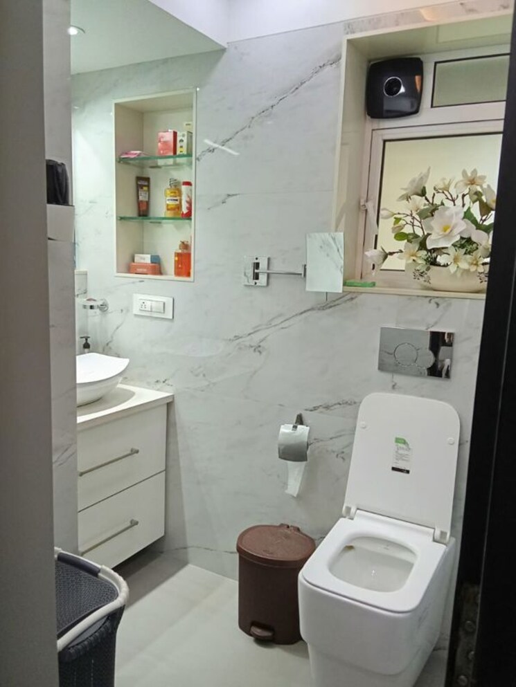 Bathroom, evershine-embassy 2.5 Bedroom 850 Sq.Ft. Apartment In Andheri West Mumbai 9818555