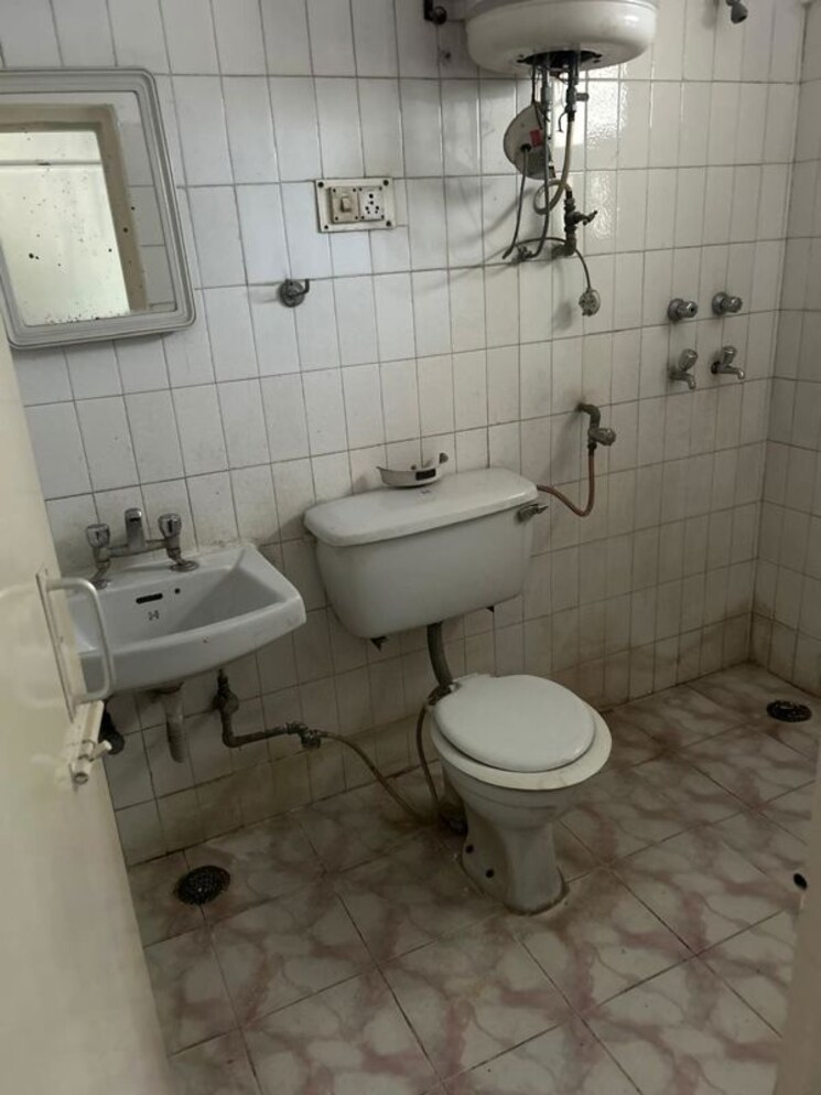 Bathroom, sector 44 4 Bedroom 2000 Sq.Ft. Builder Floor In Sector 44 Chandigarh 9819301