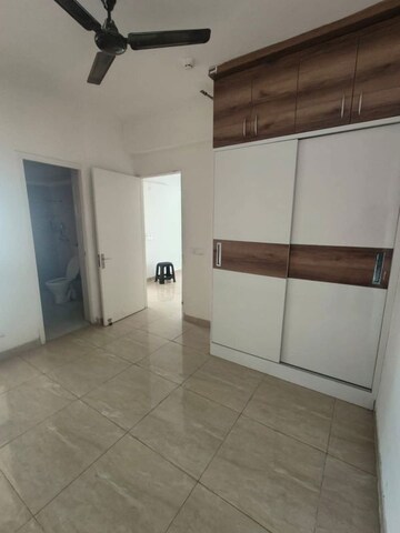 Room in 2 BHK Apartment at Gaur City 7th Avenue, Sector 4 Greater Noida – for Rent