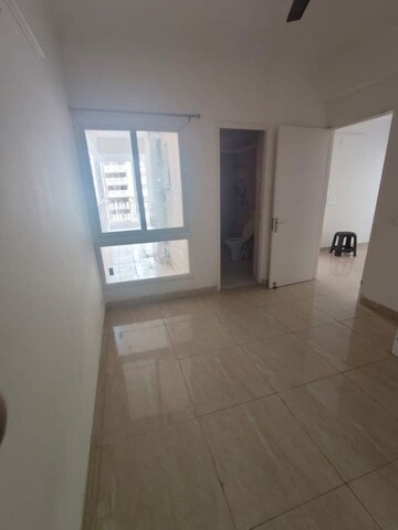 Room in 2 BHK Apartment at Gaur City 7th Avenue, Sector 4 Greater Noida – for Rent