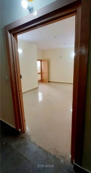 Room in 2 BHK Apartment at Gomti Nagar – for Rent