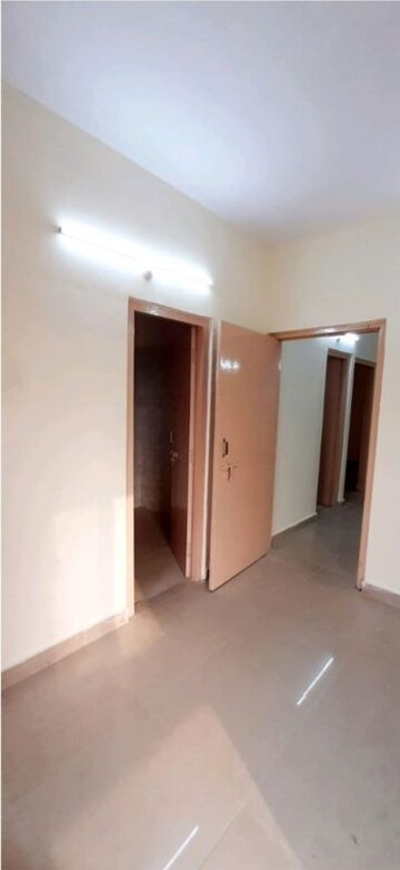 Room in 2 BHK Apartment at Gomti Nagar – for Rent