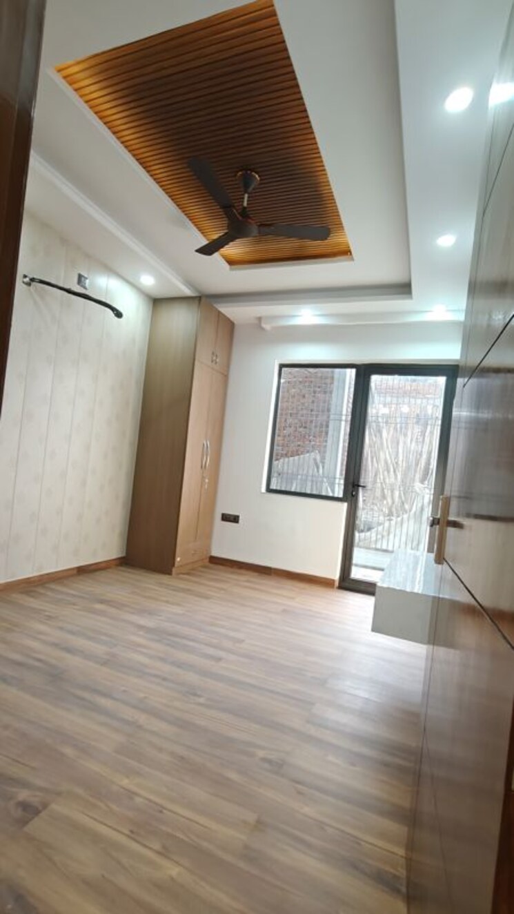 Room, sector 8 4 Bedroom 250 Sq.Yd. Builder Floor In Sector 8 Faridabad 9719421