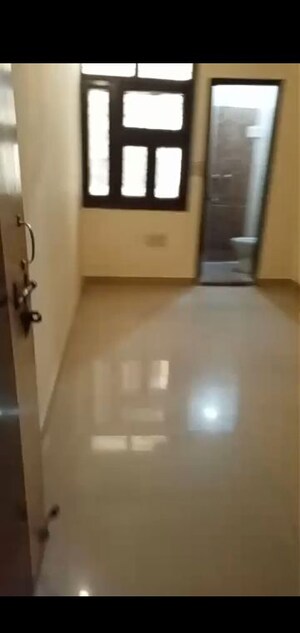 Room in 3 BHK Builder Floor at Mahavir Enclave – for Rent
