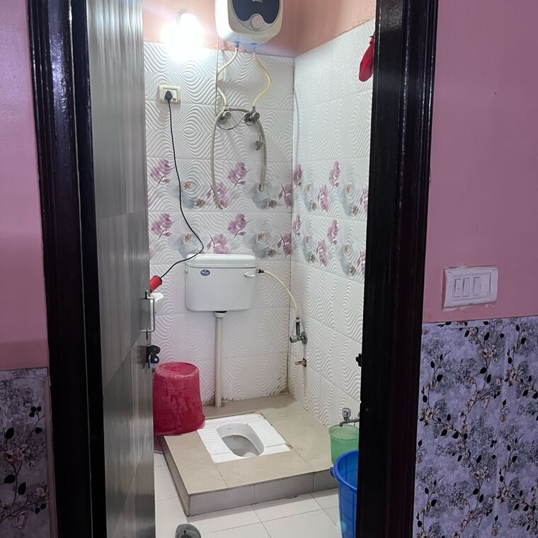Bathroom, pandav nagar 2 Bedroom 75 Sq.Yd. Apartment In Pandav Nagar Ghaziabad 9819549