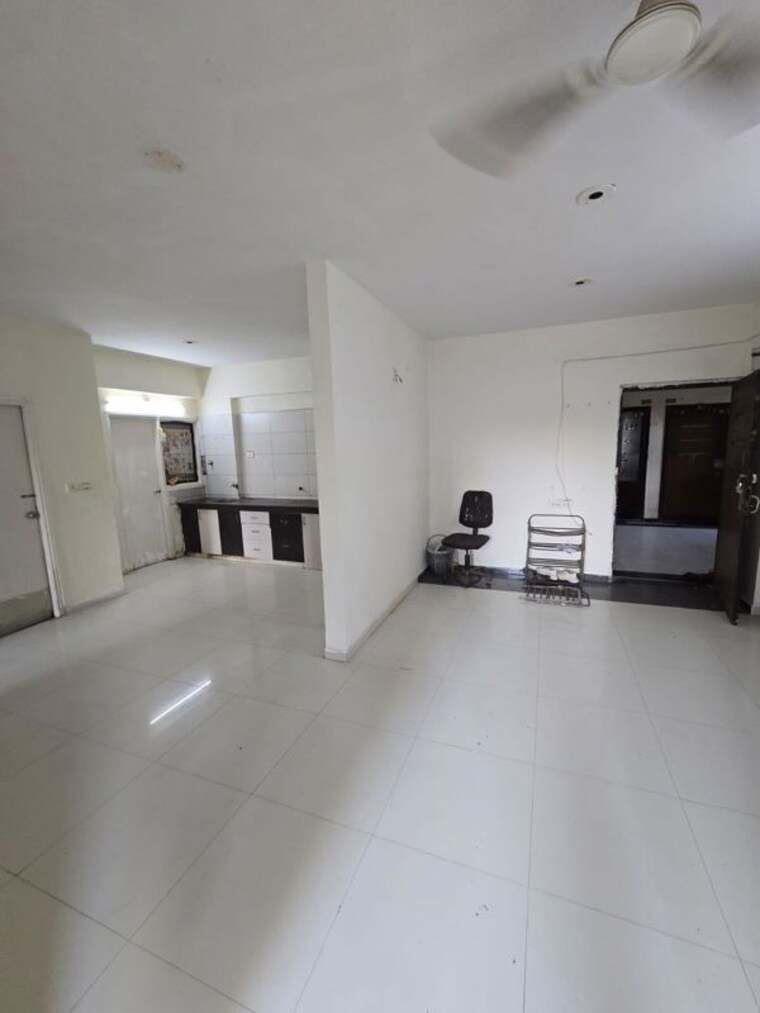 Room, satellite 5 Bedroom 290 Sq.Ft. Apartment In Satellite Ahmedabad 9819564