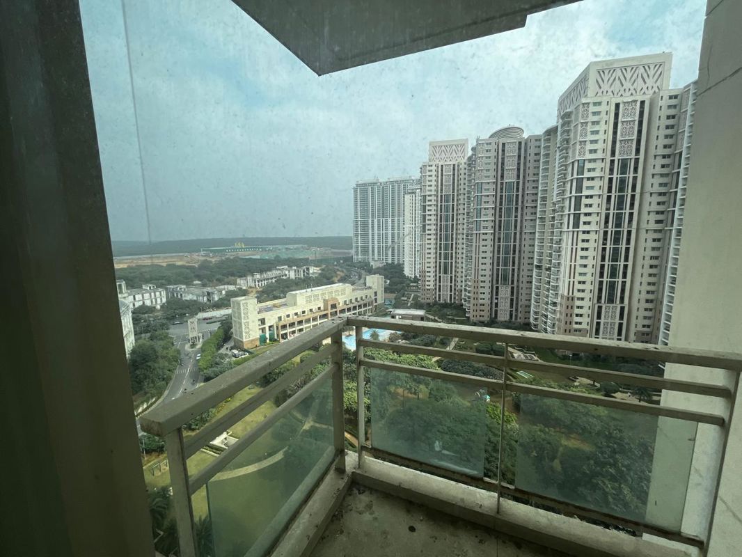 3 BHK + Servant Room Apartment For Rent in DLF Park Place